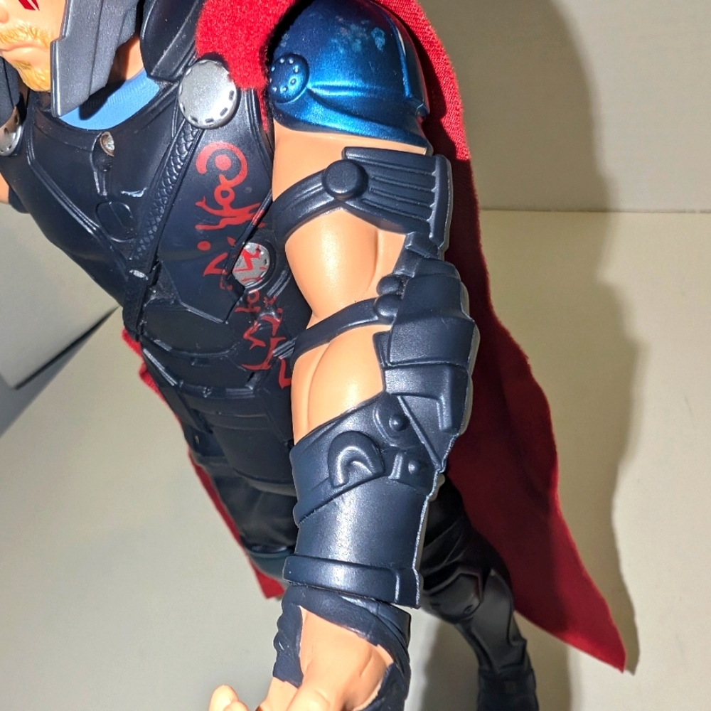 Thor Ragnarok 12 inch Figure Electronic Talking Figure Marvel Hasbro‎ Works - Picture 7 of 9